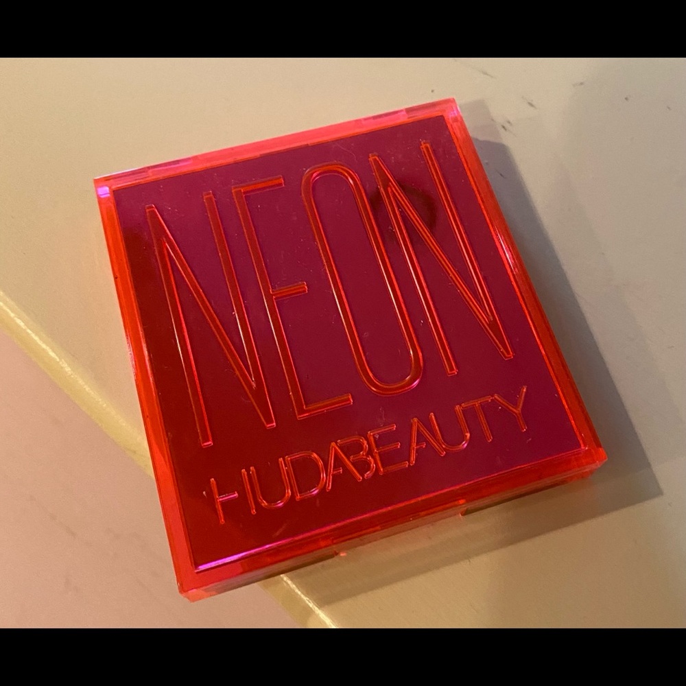 HUDA BEAUTY NEON eye shadows💘